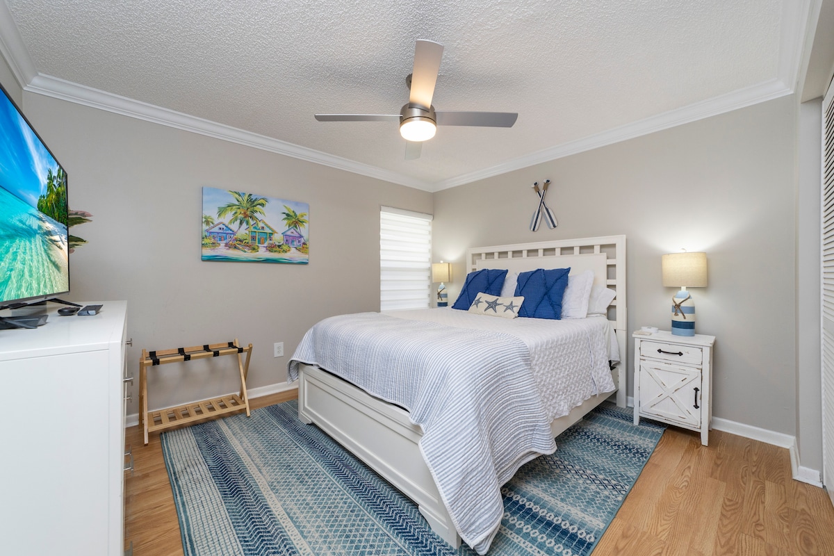 Krevat dopio "queen", komodinë, dollap i madh me rafte, raft valixhesh, televizor me ekran të madh dhe batanije dhe jastëkë shtesë për familjen ose vizitorët e tu.