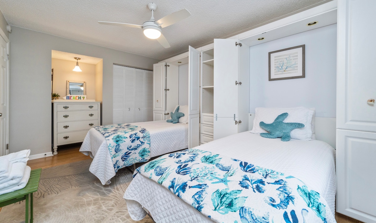 Dy krevate dopio që mund të palosen gjithashtu (krevate murfi) dhe hapësira e përdorur për një studio joge.