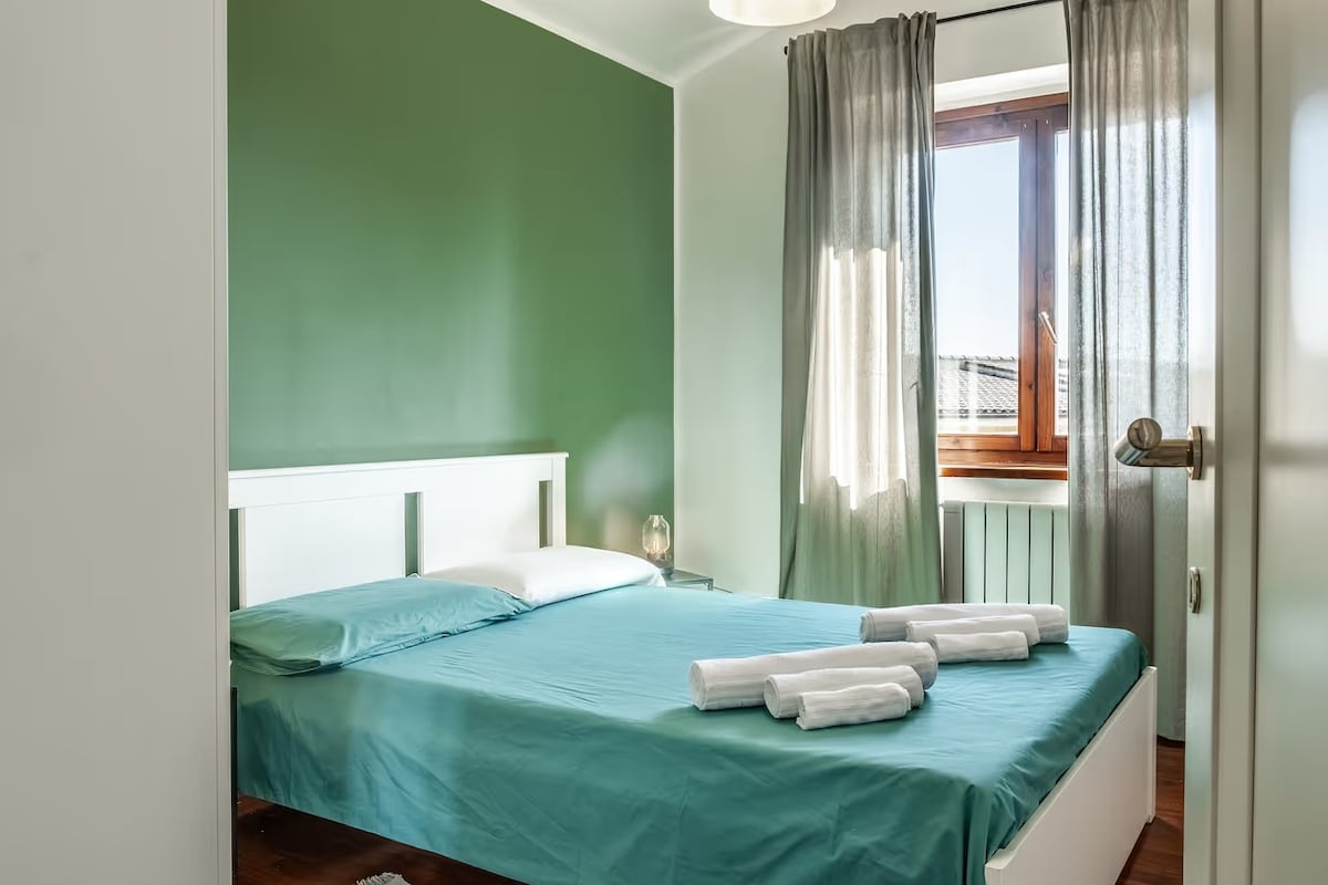 Chumba cha Kijani: Chumba chenye starehe kilicho na kitanda cha watu wawili, kilicho na samani nzuri kwa ajili ya mazingira ya kupumzika.