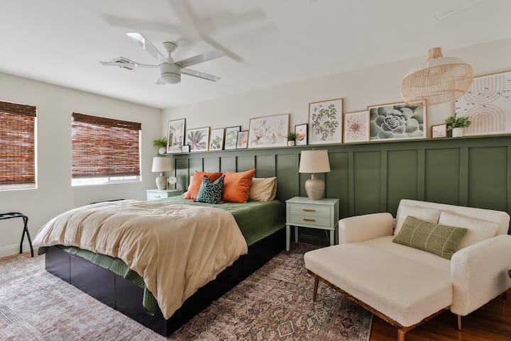 توفر غرفة النوم 1 في الطابق العلوي سريرًا بمقاس كينج مع كرسي شيز لونغ في الطابق العلوي.