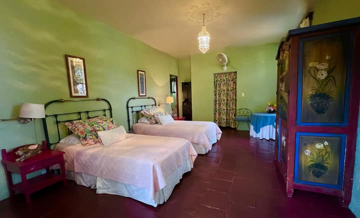 البيت 2: غرفة نوم "C l l v e l".