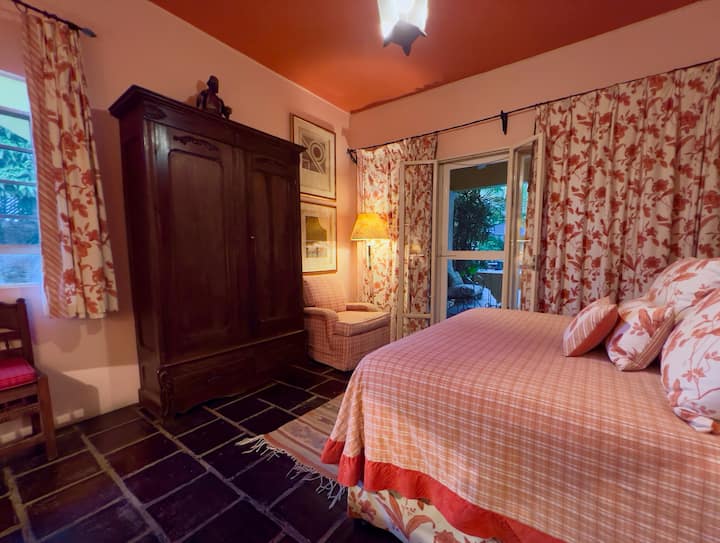 البيت الرئيسي: غرفة نوم تاباشين. يشارك حمامًا كاملاً مع التوليبانات. 