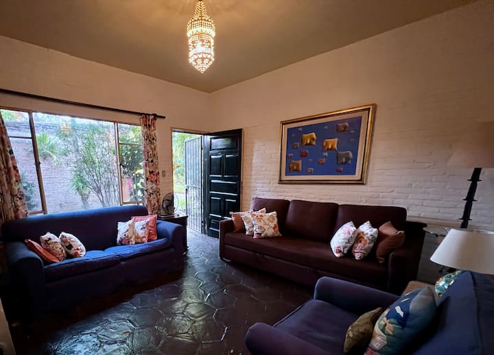 كازا دوس: عرين في الطابق السفلي وغرفة تلفزيون (روساس) مع أريكة للنوم.  