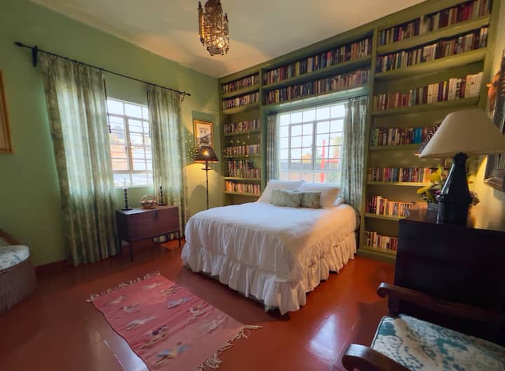 البيت الرئيسي:  غرفة نوم توليبانيس (توليب). يشارك حمامًا كاملاً مع تاباشين. 