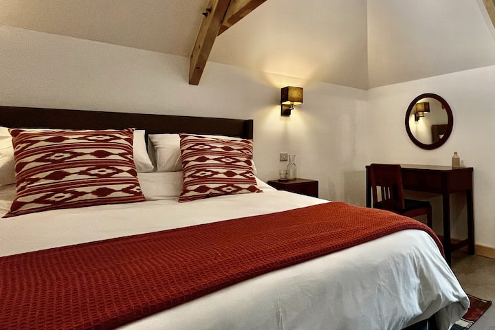 החדר הנעים הזה כולל מיטת קינג - סייז עם מזרן קפיצי 2000 עם סתימות טבעיות.