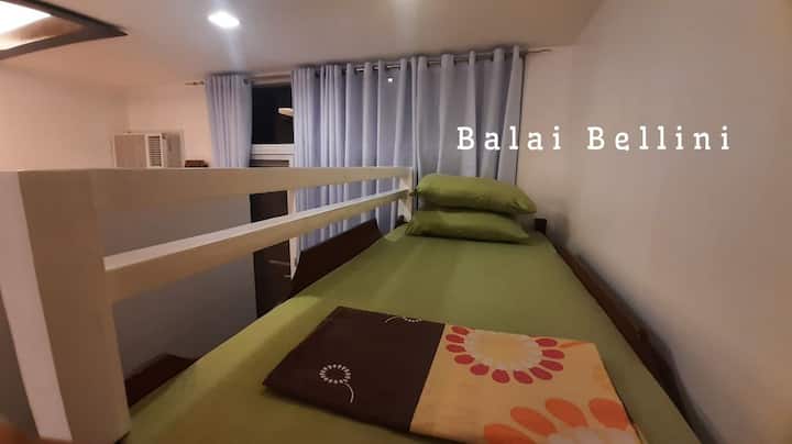 Spavaća soba 2 u potpunosti je klimatizirana i ima krevet za jednu osobu u potkrovlju s prostorom za odlaganje odjeće, radnim prostorom i policama za knjige ispod kreveta.   U prostoru se može smjestiti dodatni krevet za dodatnu osobu.  Oba kreveta imaju čistu posteljinu, jastuke i deke.   