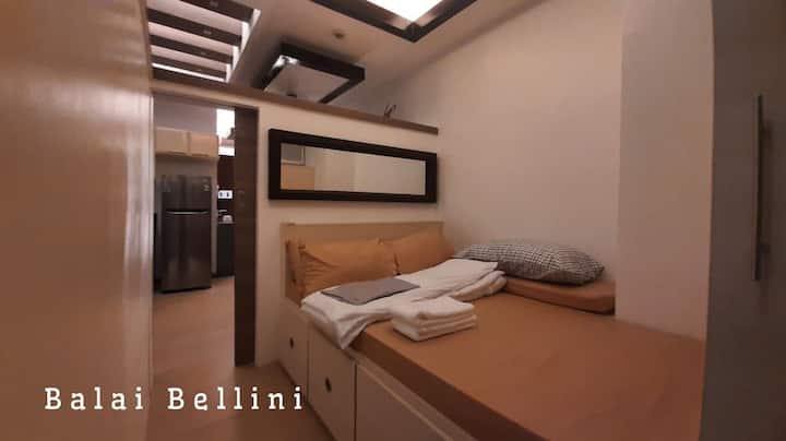 Spavaća soba 1 u potpunosti je klimatizirana, s prostorom za odlaganje odjeće i vješalicama, bračnim krevetom, plahtom, jastucima i dekom/poplunom.  Soba ima pristup vrtu/verandi lanai, koja se nalazi pored igrališta.   Također ima dobar pogled na sadržaje u kondominiju