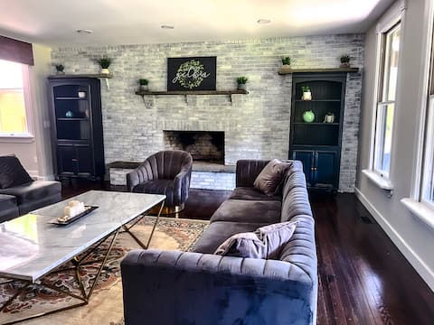 Huge Family/Group Retreat- Sleeps 24 On 16 Acres