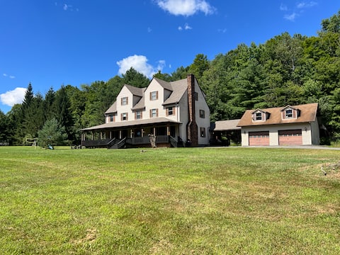 Huge Family/Group Retreat- Sleeps 24 On 16 Acres