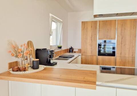 Popular Airbnb listing: Villa Maritima Meerblick-Infinitypool-Sauna-Relax in Poljane