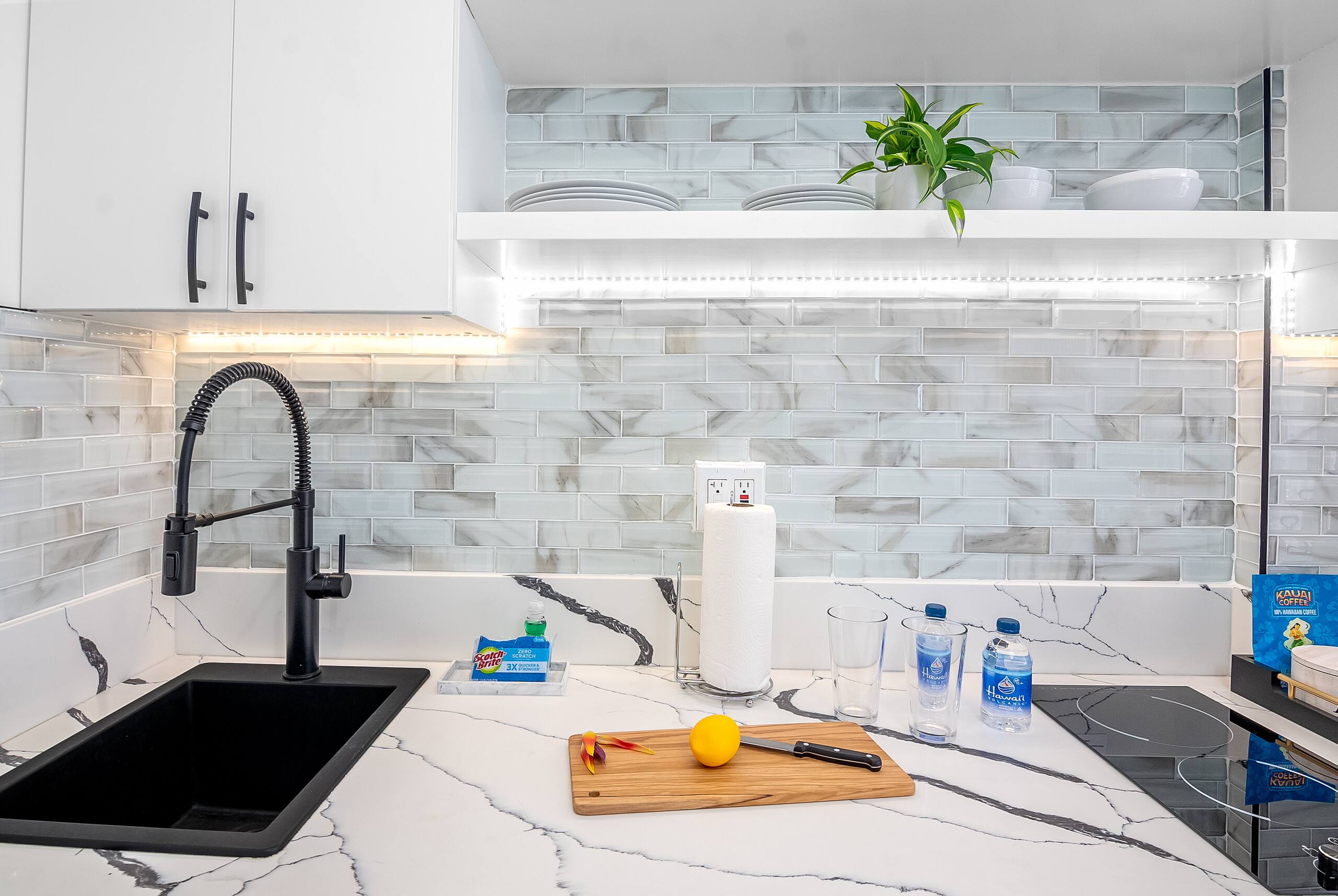 Condo in Honolulu · ★4.82 · Studio · 1 bed · 1 private bath - Image 14