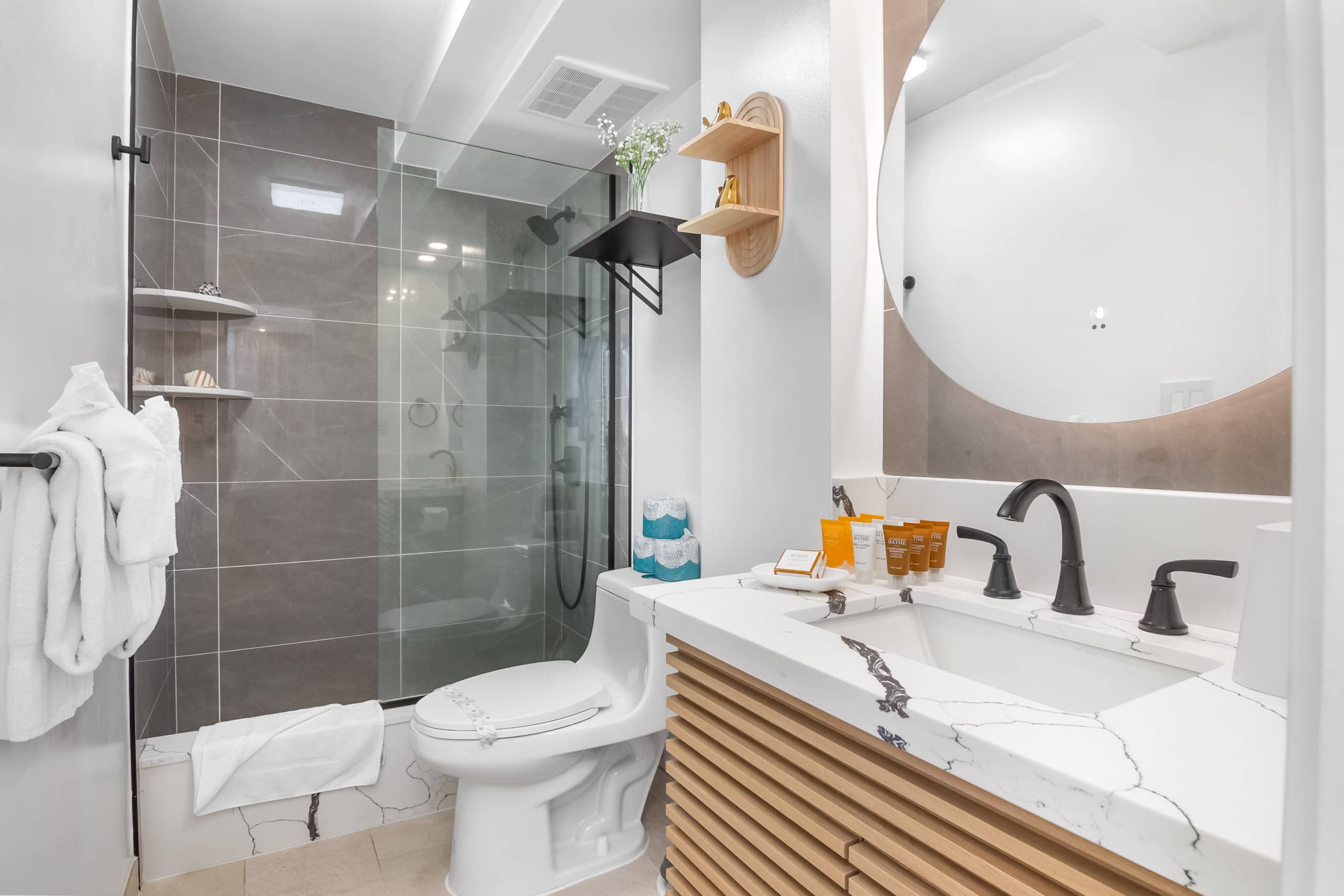 Condo in Honolulu · ★4.82 · Studio · 1 bed · 1 private bath - Image 20