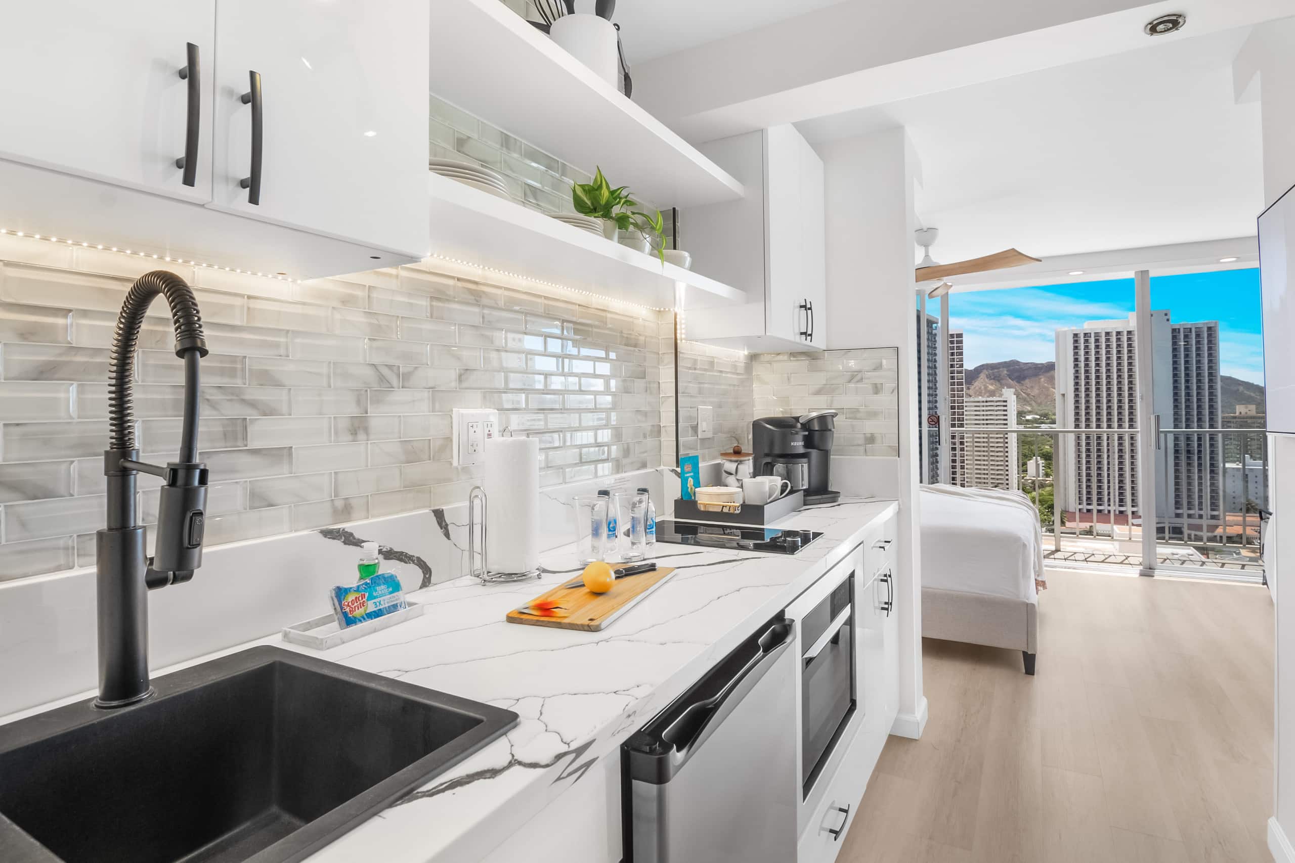 Condo in Honolulu · ★4.82 · Studio · 1 bed · 1 private bath - Image 15