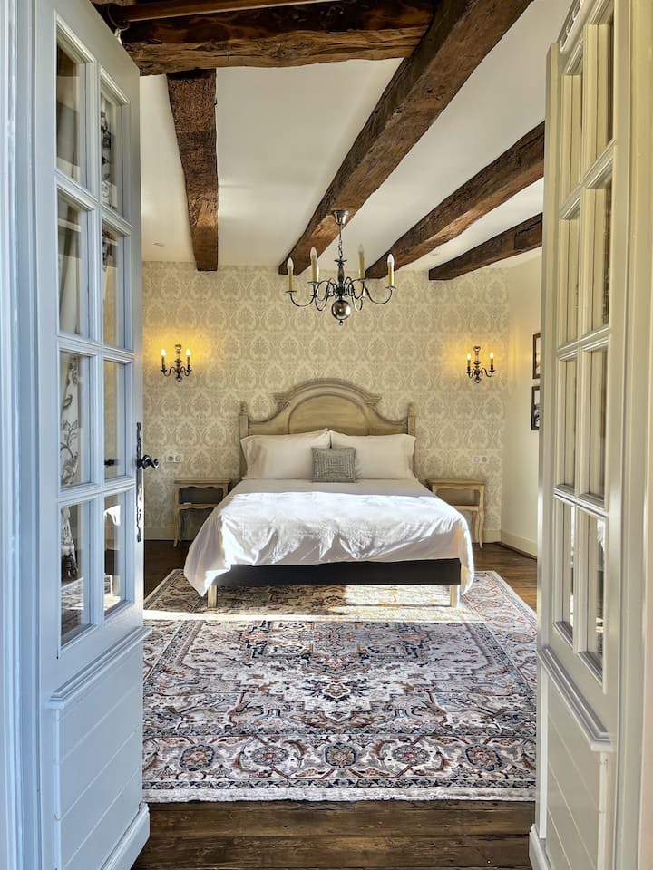 Spavaća soba 2 s originalnim gredama od kestena