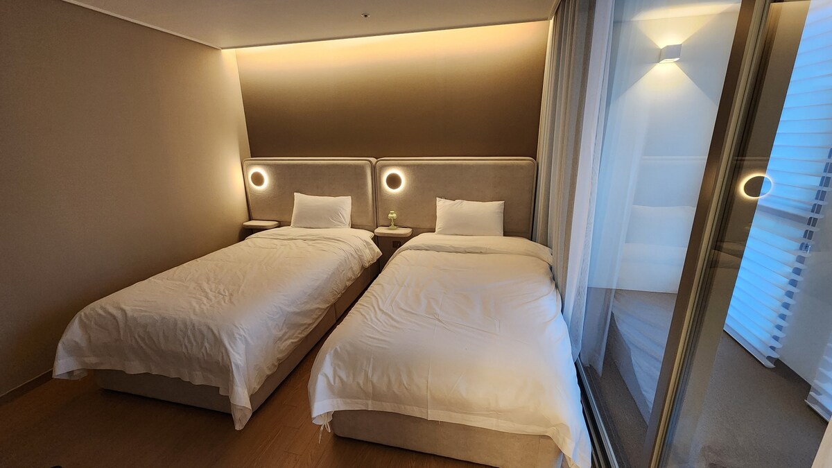 Има две супер единични легла ~^^