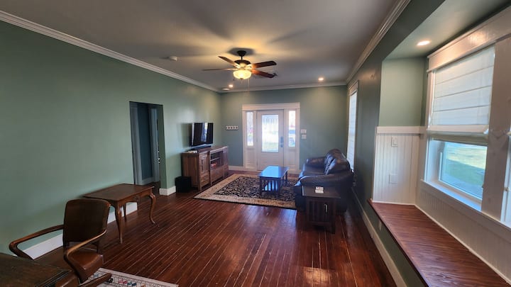 ใช้ชีวิตอย่างหรูหราด้วยระบบควบคุม HVAC แต่ละตัวโซฟาหนังขนาดควีนไซส์ทีวี 4K ขนาด 50 นิ้วและระบบเสียงพรมหนานุ่ม Wi-Fi ความเร็วสูงเฟอร์นิเจอร์สไตล์ช่างฝีมือและรายละเอียดไม้อายุนับร้อยปี 