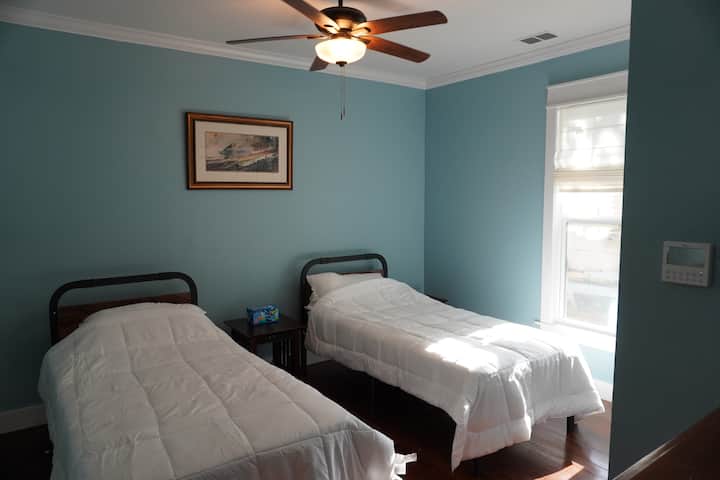 รวมอยู่ในห้องนอนที่สองแล้วคือเตียงเมมโมรี่โฟมไฮบริดทวิน - XL 2 หลังการปั้นมงกุฎที่สูงตระหง่านการควบคุม HVAC แยกต่างหากตู้เสื้อผ้าขนาดใหญ่ตู้เสื้อผ้าและภาพวาด WWI เพื่อให้มองย้อนกลับไปในยุครุ่งเรืองของเดนิสัน 