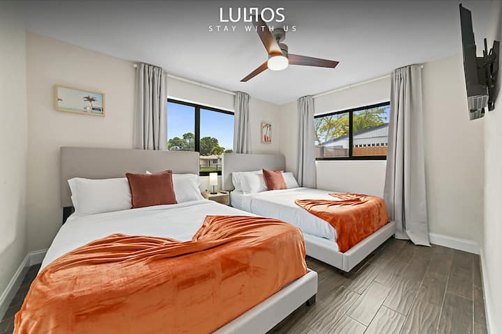     Ოთახი 3: ამ ოთახში არის ორი დიდი საწოლი, საწოლთან მდგარი მაგიდა,  ტელევიზორი.