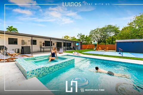 Miami Retreat: Heated Pool Jacuzzi, 7BR, Games