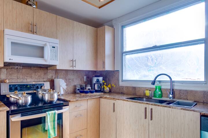 7 Bedroom | Free Parking | Pool Table | Waterfront gallery image 3