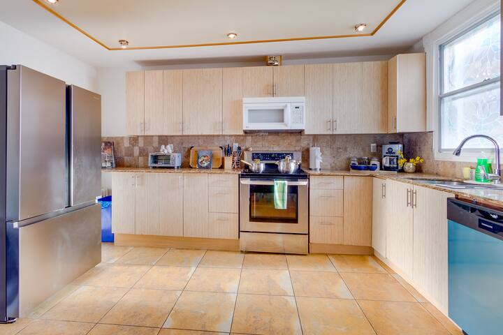 7 Bedroom | Free Parking | Pool Table | Waterfront gallery image 2