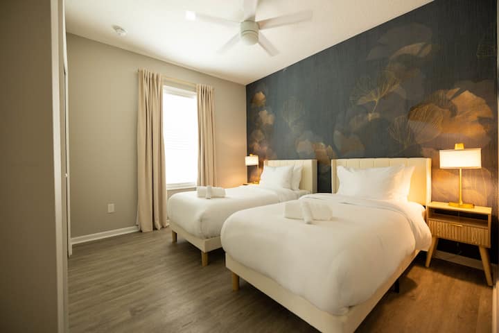 Spálňa s dvoma oddelenými posteľami zahŕňa (2) 12-palcové dvojité matrace s pamäťovou penou. Ak cestujete s ďalšími hosťami a/alebo deťmi, v skrini je uložený aj nafukovací matrac a nafukovací matrac Pack 'n Play. 
