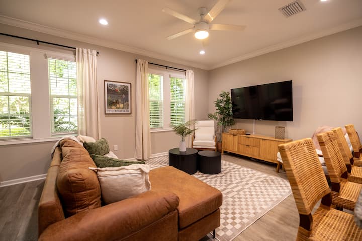 Útulná obývačka s množstvom miest na sedenie. Oddýchnite si na gauči a pozrite si svoje obľúbené relácie alebo filmy na 65-palcovej inteligentnej televízii. 