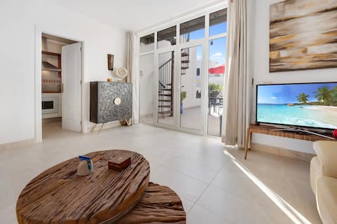 House with garden, pool & rooftop terrace near harbor