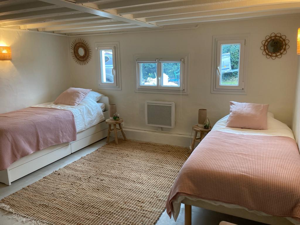 Nachádza sa tu gigogne posteľ, z ktorej sú 3 lôžka s rozmermi 90 x 200.