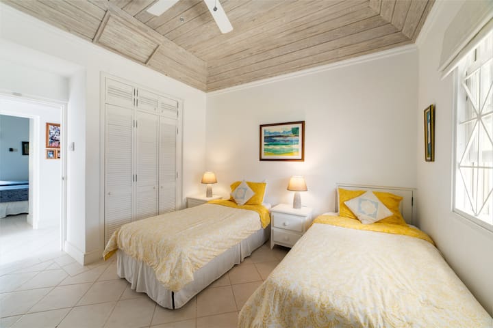 ห้องนอน 1 พร้อมเตียงเดี่ยว 2 หลัง สิ่งเหล่านี้สามารถทำเป็นราชาได้ตามคำขอ