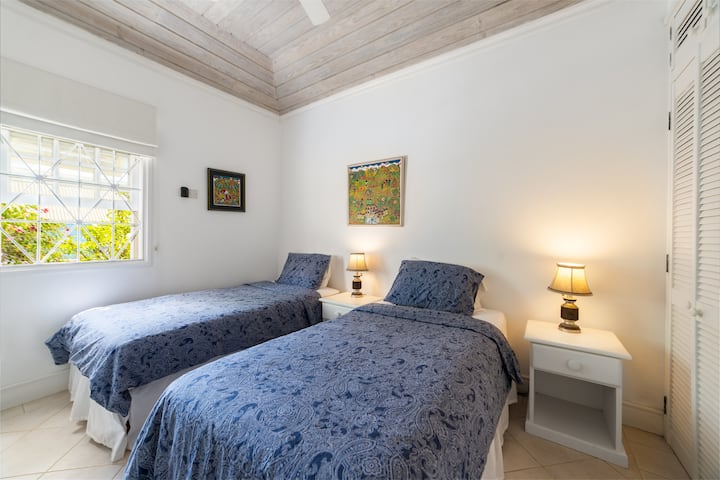 ห้องนอน 2 ห้องมีเตียงเดี่ยว 2 เตียง สิ่งเหล่านี้สามารถทำเป็นราชาได้ตามคำขอ