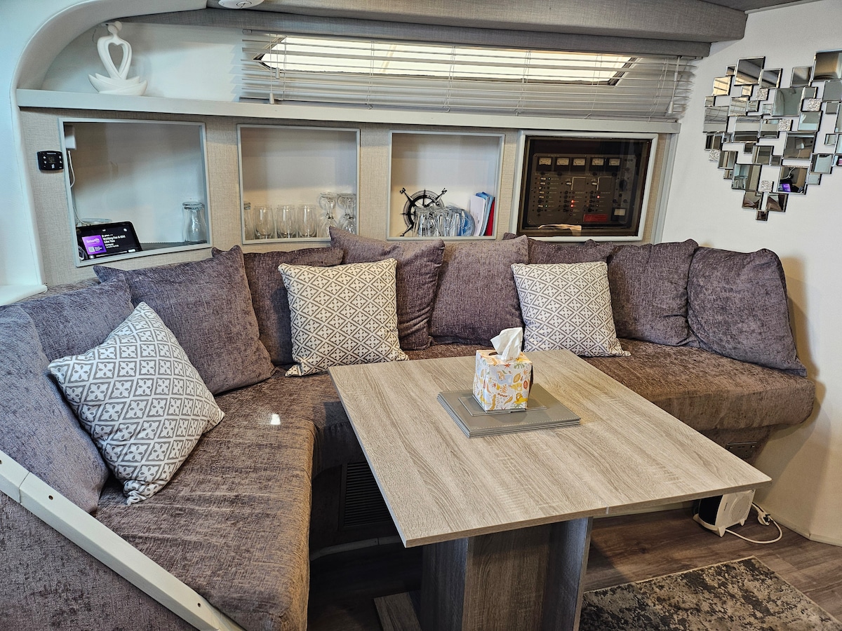 Top Airbnb: Incredible boat, amazing views. à Babergh