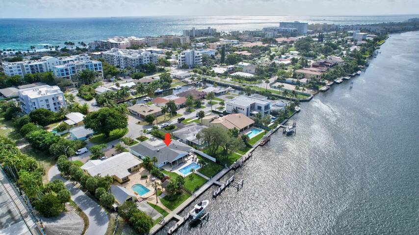 Top 5%| Wtfr view| Walk to Beach|Pool |Dock |Game gallery image 3