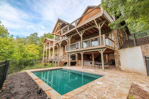 Private pool & hot tub + nestled in the mountains