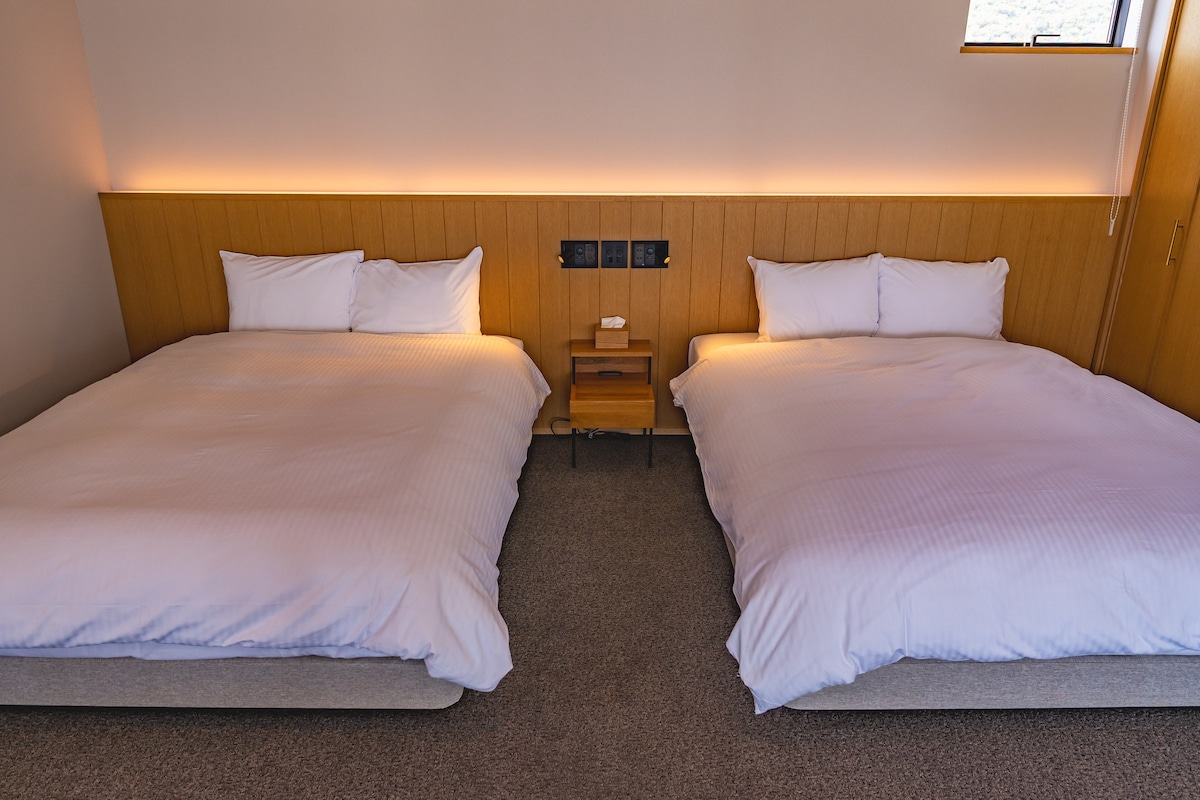 Bedroom ① has 2 double beds.