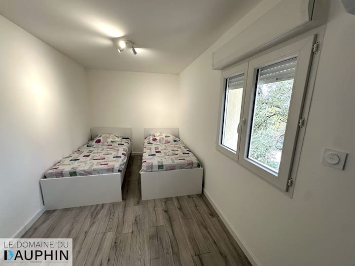 غرفة مكيفة الهواء بسريرين فرديين