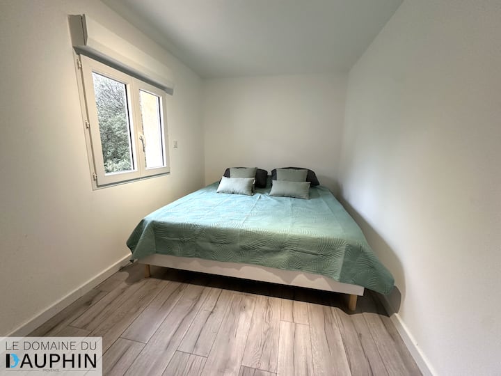 غرفة مكيفة الهواء بسرير كبير الحجم وتلفزيون ذكي