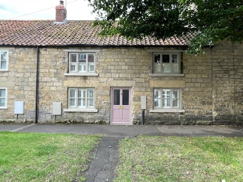 Cosy 18th Century Cottage close to all amenities