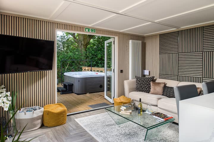 Badgers Sett | Cotswold Stay With Hot Tub & Sauna - Gloucestershire
