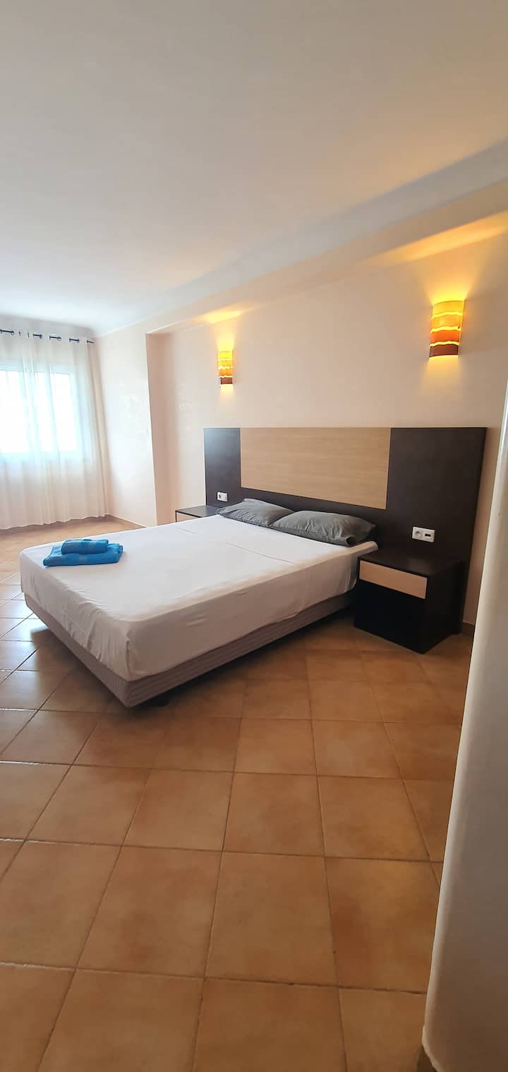 房间非常宽敞， 2米大摄像头，从侧窗可欣赏大海和泳池的美景 