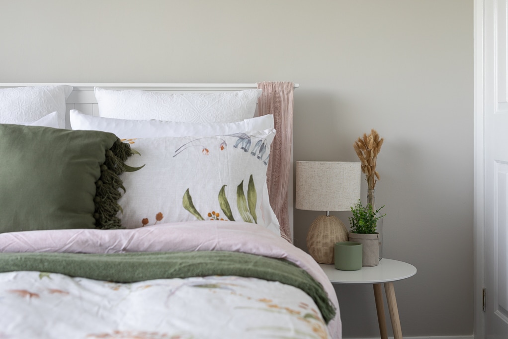 Dhoma e gjumit 2 ka një krevat "Queen Size" shumë të rehatshëm dhe dollapë të mëdhenj për ruajtjen e rrobave dhe sendeve personale.