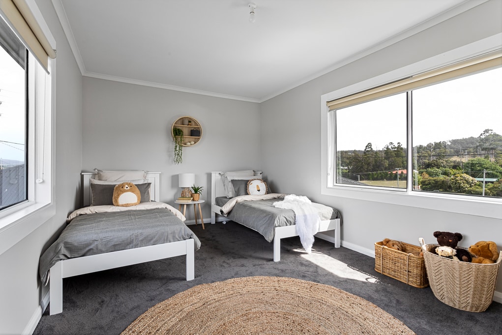 Përbëhet nga dy krevate tek, kjo dhomë është e përkryer për fëmijë ose për një adoleshent! Me pamje të jashtëzakonshme nga lumi Tamar dhe mali, kjo hapësirë sigurisht që do t 'i kënaqë të gjithë. SHËNIM: Kjo dhomë gjumi është mbi zonën e ndenjjes dhe arrihet me shkallë.