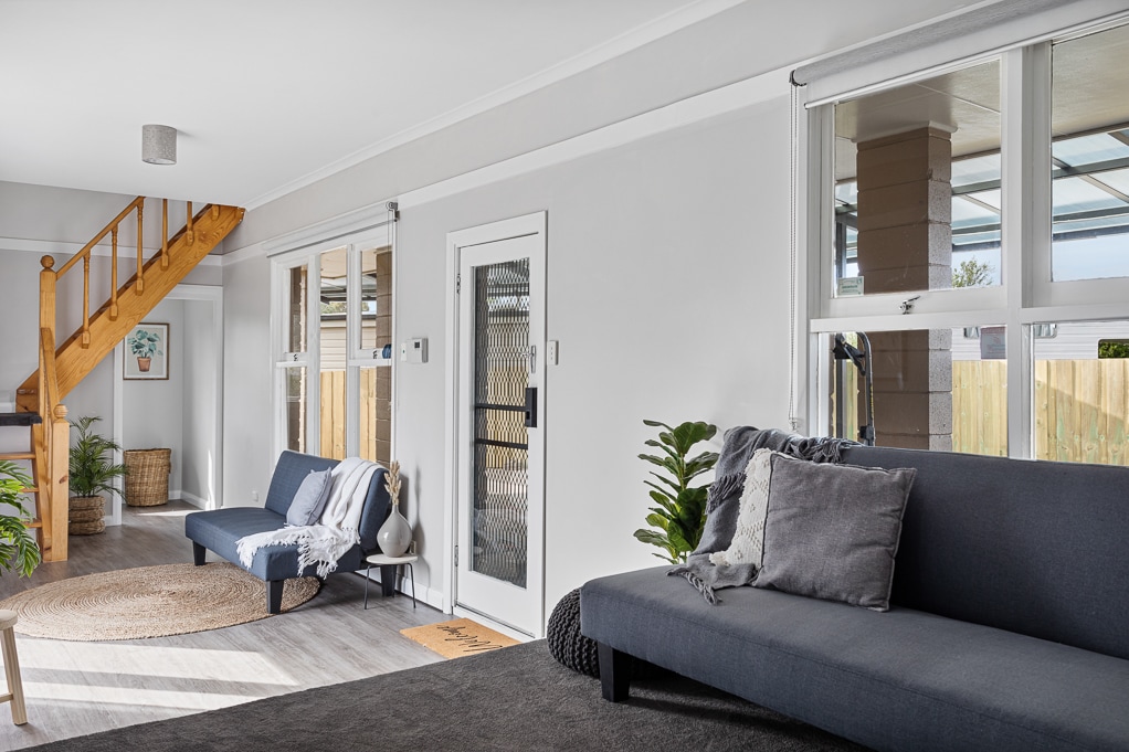 Kjo hapësirë e madhe ndenjjeje ndodhet jashtë kuzhinës dhe të çon në lavanderi, shkallë (hyrja në dhomën e gjumit 4) dhe këndin e studimit. Kjo zonë përfshin 2 divane që ofrojnë ndenjëse të shkëlqyera dhe një vend për t 'u çlodhur, ato konvertohen në 2 krevate dopio nëse është e nevojshme.