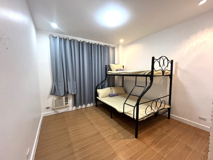 Chumba cha pili cha kulala kina kitanda cha ghorofa cha ukubwa wa malkia ambacho kinakaribisha hadi wageni 3 kwa starehe. Kwa urahisi zaidi, kitanda cha sofa mara mbili kinapatikana na kuruhusu nafasi kwa wageni 2 zaidi.