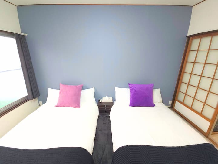 זו מיטה חצי - זוגית.