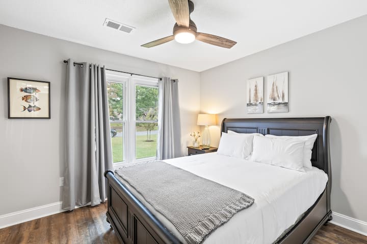 Rust comfortabel in de tweede slaapkamer met queensize bed op de eerste verdieping met uitzicht op de rustige straat, met verduisteringsgordijnen waarmee je het licht kunt regelen voor een perfecte nachtrust of een langzame, zonovergoten Charleston-ochtend.