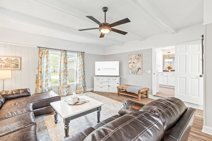 Een plafondventilator en slimme HDTV voegen comfort en gemak toe aan de tweede woonkamer.