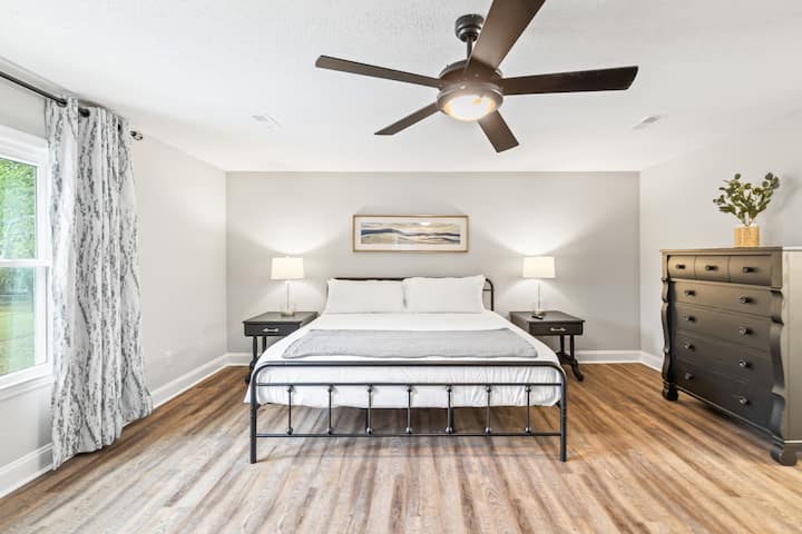 De eerste primaire suite op de tweede verdieping beschikt over een kingsize bed, dressoir en een eigen badkamer, waardoor een ruime en rustgevende oase met een prachtig uitzicht op het zwembad ontstaat.