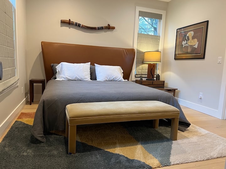 Gostinjska soba na glavnom katu s bračnim krevetom i pripadajućom kupaonicom te ormarom