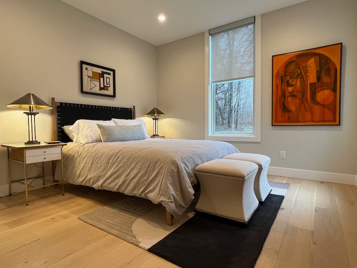 Spavaća soba na glavnom katu s ugradbenim ormarom